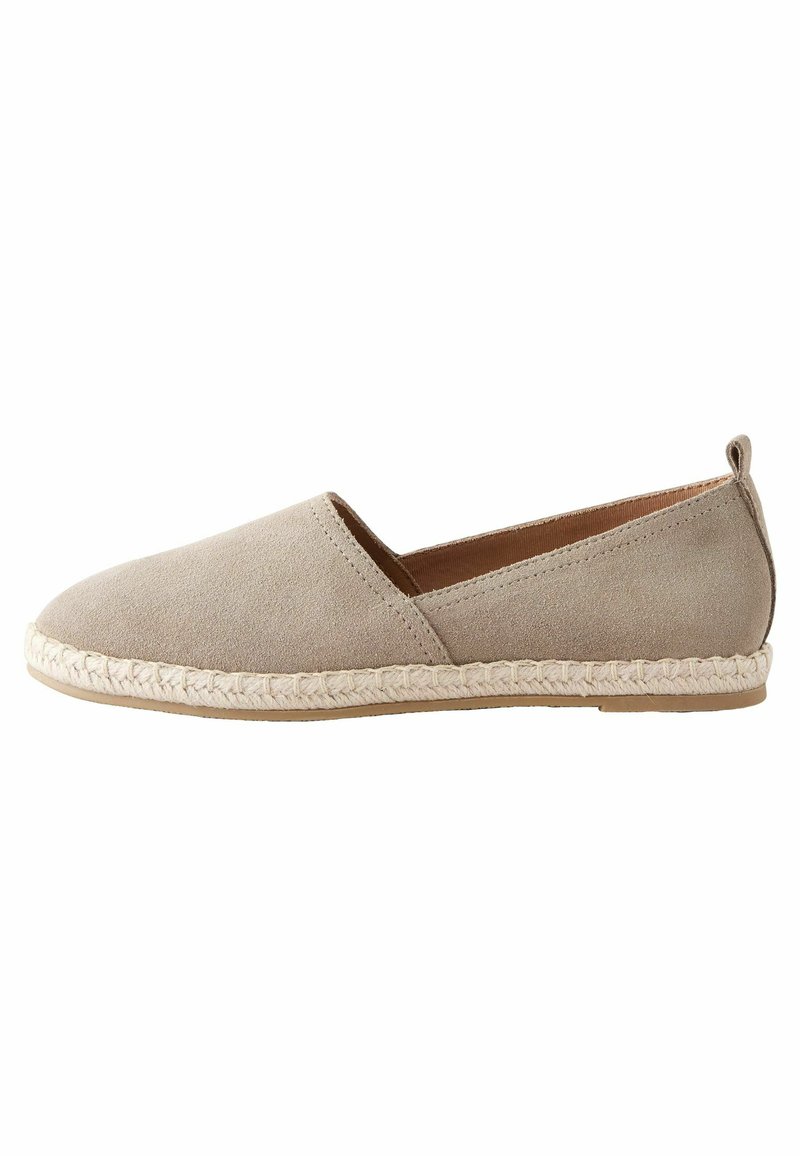 Beige mokkasiinit, joissa on kudottu jute-pohja, pyöreä kärki ja matala kanta. Sileä pinta ja yksinkertainen muotoilu.