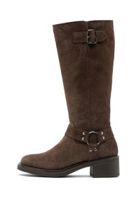 Bota de ante marrón hasta la rodilla con tacón de bloque, que presenta una correa con un acento metálico circular y detalles de hebilla ajustable.