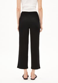 Zwarte wijde broek in een textuurstof, hoge taille met een gladde tailleband en een rechte snit die tot de enkels reikt.