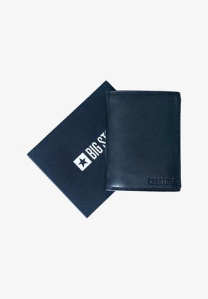 Zwarte leren portemonnee met een gladde textuur, vervaardigd met gestikte randen en een klein reliëf logo aan de voorkant, gepositioneerd naast een marineblauwe doos.