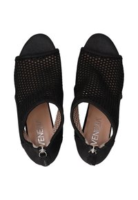 Schwarze offene Schuhe mit Zehenfreiheit und einem Mesh-Design, ausgestattet mit einem Reißverschluss hinten und einem glatten Innenfutter. Flacher Absatz mit runder Form.