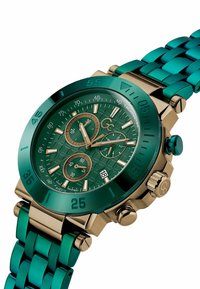 Zaļš un zelts GC hronogrāfa pulkstenis ar tahimetra bezeli, datuma rādītāju, trim apakšcifreņkatiem un metāla saites rokassprādzi.