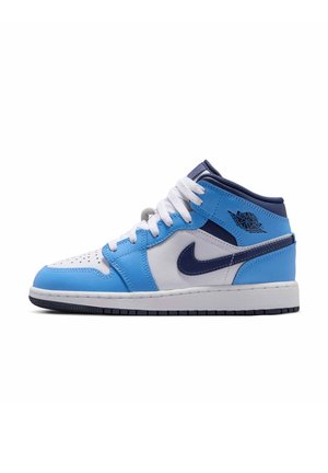 Mid-top Air Jordan -lenkkari sinisenä, valkoisena ja laivastonsinisenä, valkoisilla kengännauhoilla ja Air Jordan -logolla nilkkakurssilla.