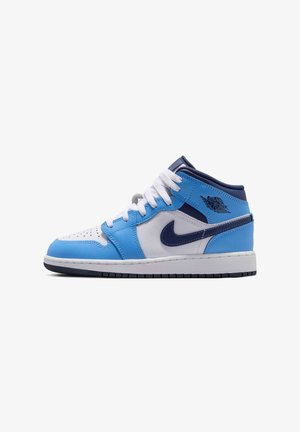 Średni but sportowy Air Jordan w kolorze niebieskim, białym i granatowym z białymi sznurówkami oraz logo Air Jordan na kołnierzu przy kostce.