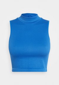 Blå randig ärmlös crop top med hög hals och figursydd design på vit bakgrund.