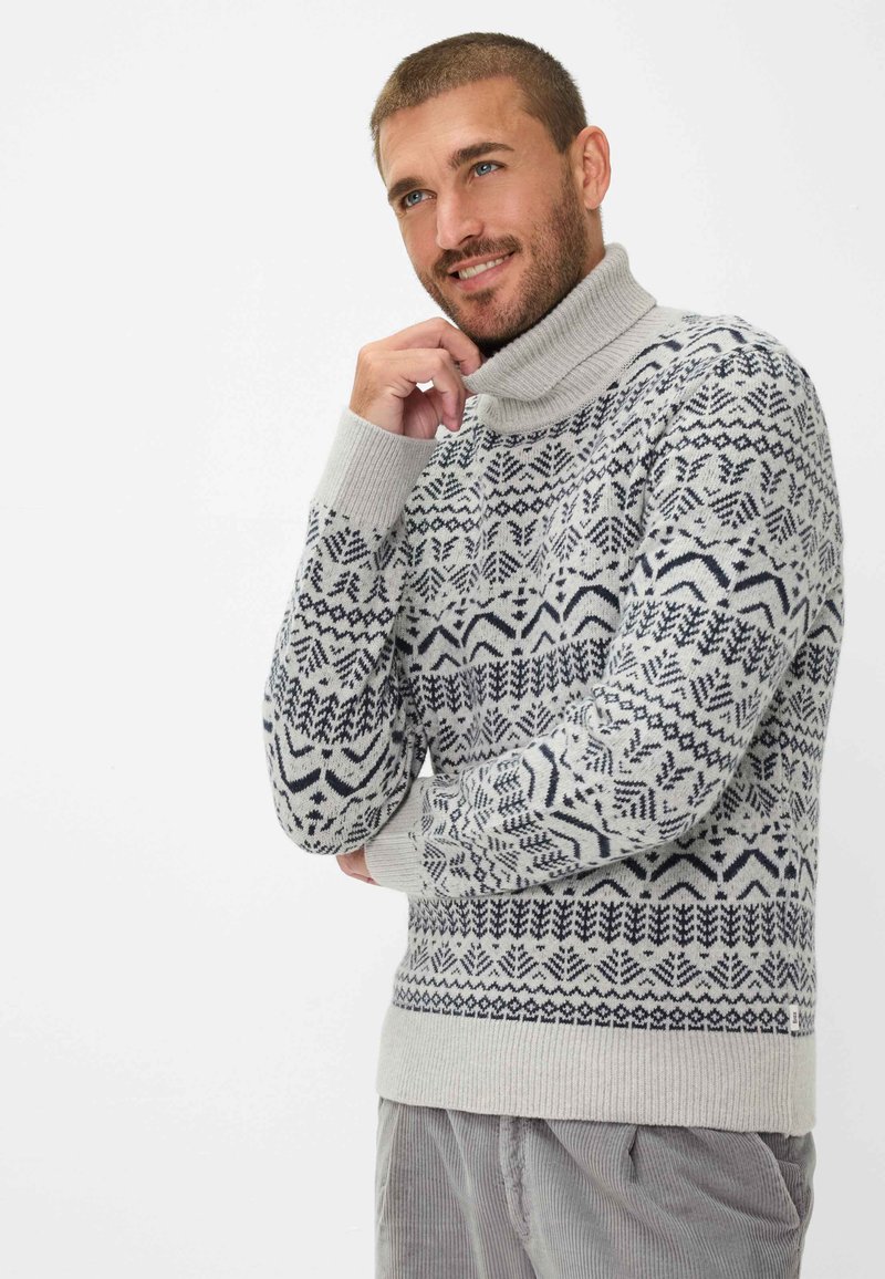 Grauer Strickpullover mit hohem Kragen und navyblauem geometrischen Muster. Mit gerippten Bündchen und Saum, aus einem weichen, strukturierten Material gefertigt.