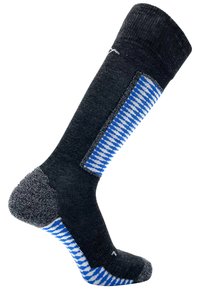 Schwarze knielange Socke mit einem blau-weißen gestreiften Design an der Seite, verstärktem Fersen- und Zehenbereich, aus strukturiertem Stoff gefertigt.