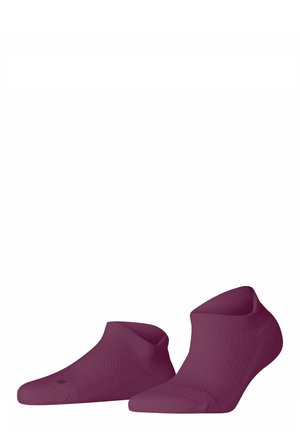 Chaussures : socquettes bordeaux à coupe basse avec un motif texturé, une finition lisse et un ajustement serré autour de la cheville.