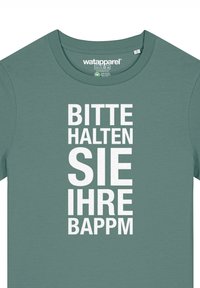 Grünes T-Shirt aus weichem Stoff mit fettem weißen Text: "BITTE HALTEN SIE IHRE BAPPM." Rundhalsdesign mit kurzen Ärmeln.