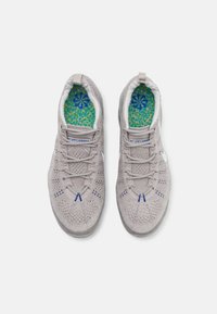 Light gray athletic shoes with a knitted upper, blue accents, and textured insoles featuring a green and blue pattern. Flat laces included.