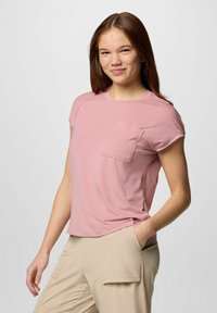 T-shirt rosa chiaro a maniche corte con scollo rotondo e taschino sul petto. Tessuto morbido, vestibilità rilassata e texture liscia.