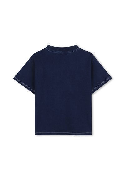 Donkerblauw T-shirt met korte mouwen van katoen met een kraag, voorzien van contrasterende stiksels langs de randen. Eenvoudig, effen ontwerp.
