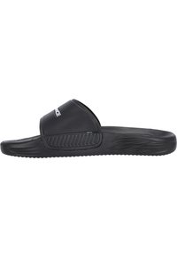 Zwarte slipper met een brede bovenriem en een gestructureerde zool. Heeft een logo op de riem en geribbelde details langs de zijkanten. Duurzaam plastic materiaal.