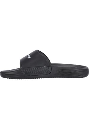 Sort slidesandal med en bred overdelstrap og struktureret sål. Har logo på strappen og rillede detaljer langs siderne. Holdbart plastikmateriale.
