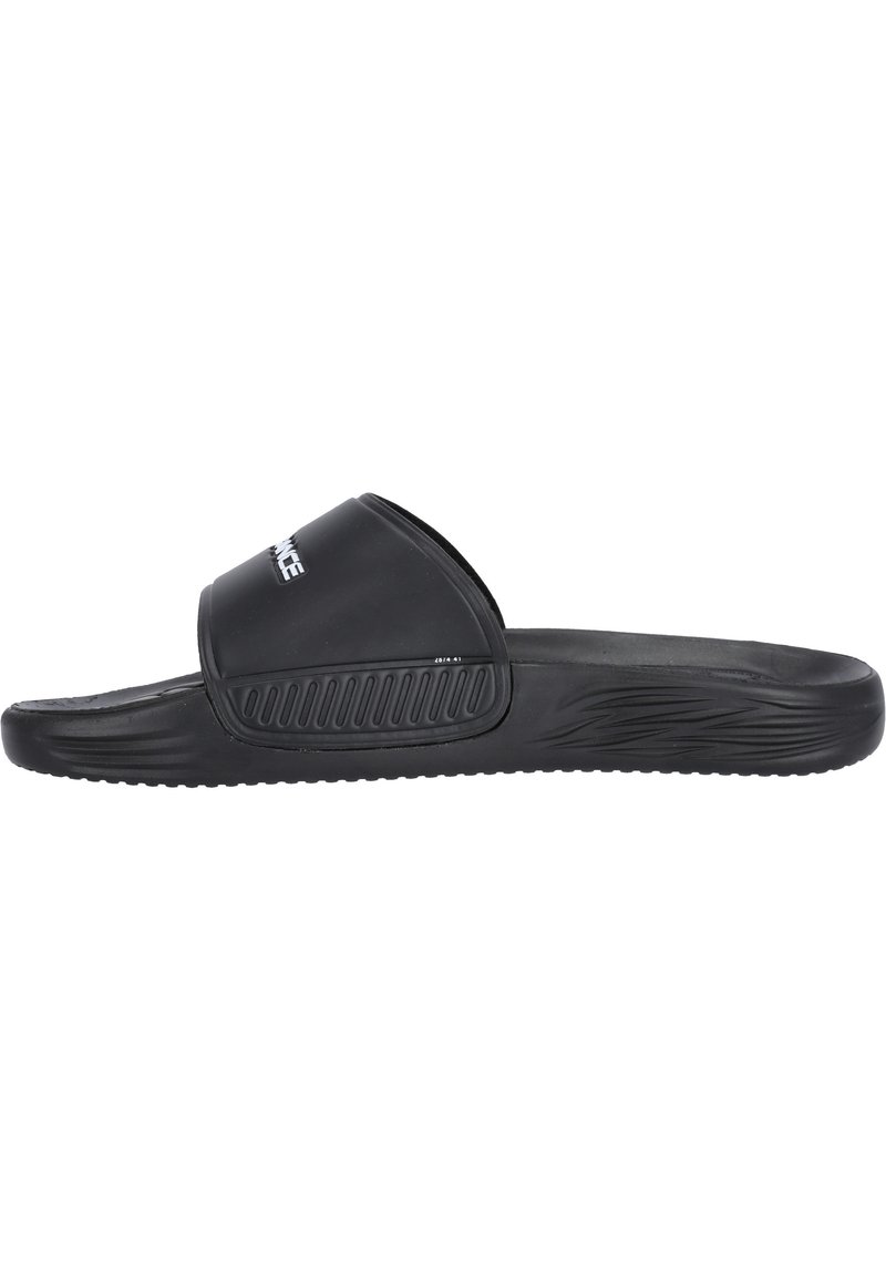 Zwarte slipper met een brede bovenriem en een gestructureerde zool. Heeft een logo op de riem en geribbelde details langs de zijkanten. Duurzaam plastic materiaal.