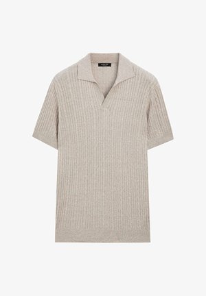 Beige Strick-Poloshirt mit kurzen Ärmeln, Rippstruktur und offenem Kragen, hergestellt aus weichem Stoff.