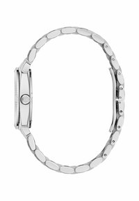 Srebrny zegarek na rękę z prostokątną kopertą, teksturowaną obręczą oraz bransoletą z ogniwami owalnymi i zabezpieczeniami.