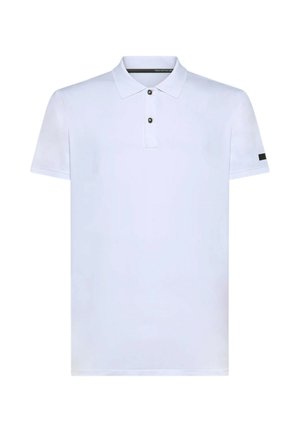 Polo bianca a maniche corte con due bottoni neri, un colletto e una piccola toppa rettangolare nera sulla manica sinistra.