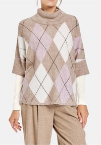 Maglione color sabbia con collo alto, caratterizzato da un motivo a rombi in bianco, lavanda e marrone, realizzato con un tessuto morbido e strutturato.