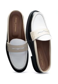 Zwei Slipper mit einem Obermaterial aus weißem und beigem Leder, schwarzem Gummisohle; verfügen über ein dekoratives Band mit einem Ausschnittdesign und einer markierten Innensohle.