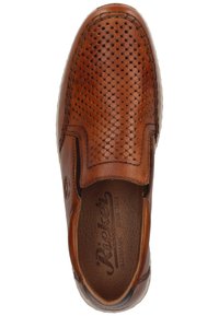 Brauner Leder-Slipper mit perforiertem Design, genähten Details und einer strukturierten Innensohle. Flache Gummisohle für Komfort.