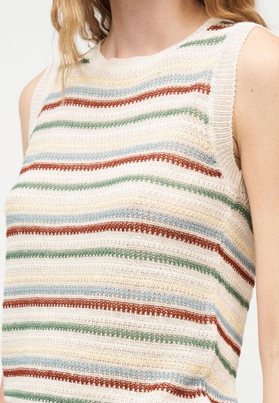Μπλούζα χωρίς μανίκια πλεκτή με οριζόντιες ρίγες σε εκρού, πράσινο, μπλε, κίτρινο και σκουρόχρωμο πορτοκαλί χρώμα, που φοριέται από ένα άτομο.