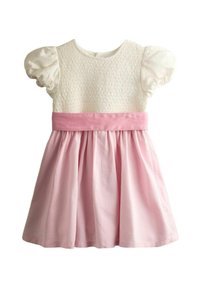 Cremefarbenes Kleid mit strukturierter Brustpartie, Puffärmeln, rosa Taillenband und vollem, gerafftem rosa Rock, geeignet für ein Kleinkindmädchen.