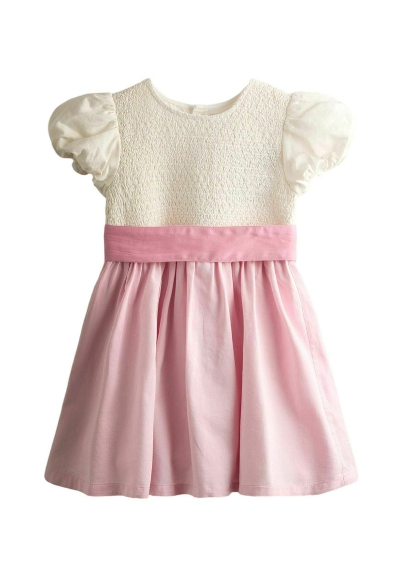 Cremefarbenes Kleid mit strukturierter Brustpartie, Puffärmeln, rosa Taillenband und vollem, gerafftem rosa Rock, geeignet für ein Kleinkindmädchen.