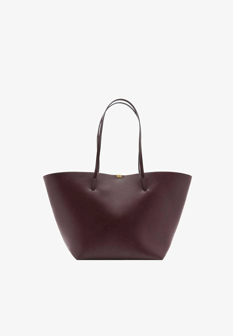 Sac en cuir bordeaux avec deux longues poignées, texture lisse, forme large et ouverte, et un petit accent doré à l'avant.
