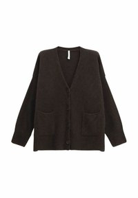 Cardigan marrone scuro lavorato a maglia con scollo a V, maniche lunghe, due tasche frontali e chiusura con bottoni. Texture morbida con design a vestibilità rilassata.