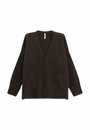 Cardigan marrone scuro lavorato a maglia con scollo a V, maniche lunghe, due tasche frontali e chiusura con bottoni. Texture morbida con design a vestibilità rilassata.