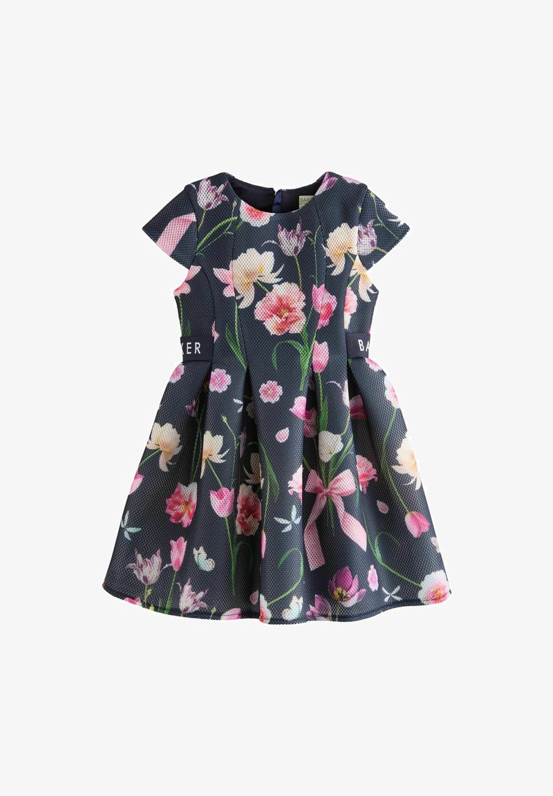 Cvjetna haljina u tamnoplavoj boji, s raznobojnim ružičastim i bijelim cvjetovima, kratkim rukavima i raširenom suknjom. Tekstuirana tkanina s suptilnim uzorkom.