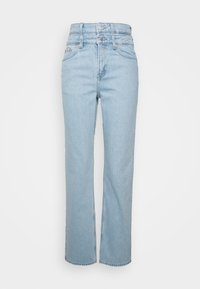 Jeans de ganga azul claro com cintura alta, fecho de botão duplo, pernas largas e retas, e detalhes de costura mínimos.