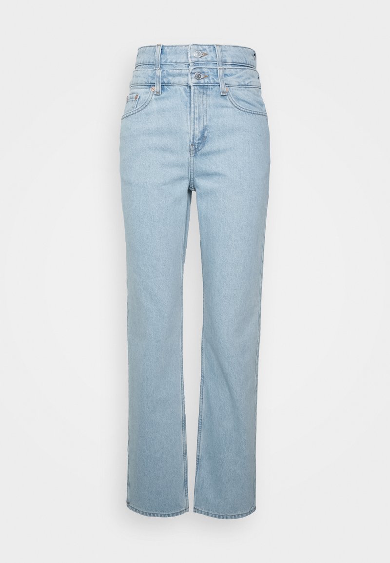 Jeans de ganga azul claro com cintura alta, fecho de botão duplo, pernas largas e retas, e detalhes de costura mínimos.