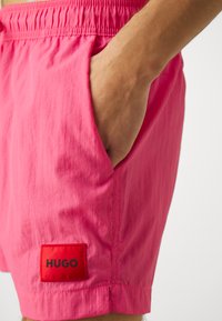 HUGO DOMINICA - Fürdőnadrág - medium pink