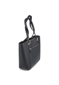 Borsa tote in pelle nera con doppie maniglie, tasca con zip argentata sul davanti e dettagli in metallo argentato, vista angolata su sfondo bianco.