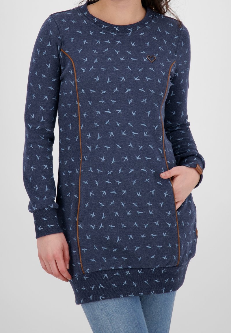 Vestido sudadera azul marino con estampado de pájaros, con detalles en ribete marrón, mangas largas y un bolsillo frontal. Textura de tela suave.