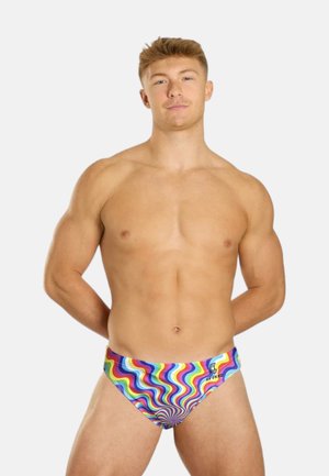 Costumi da bagno in breve con un motivo vorticoso multicolore, caratterizzati da vivaci strisce di rosso, blu, verde e giallo. Realizzati in tessuto morbido ed elasticizzato.