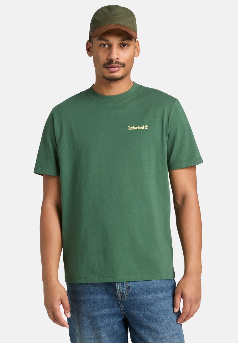 Timberland MAGNET BACK GRAPHIC TEE - Triko s potiskem - dark green