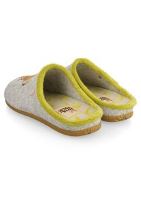 Pantuflas grises con ribetes verdes brillantes, con un interior suave y una suela impresa, diseñadas para la comodidad y el calor.