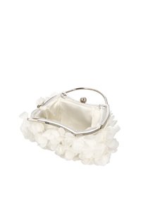 Biała torebka w kwiaty z teksturowaną aplikacją kwiatową i srebrnymi elementami metalowymi. Otwarty wierzch odsłania gładkie wnętrze wyściełane satyną.
