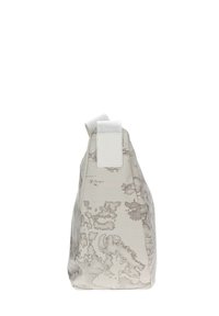 Borsa di stoffa bianca con un motivo mappale testurizzato. Presenta una maniglia piatta e una forma triangolare strutturata. Finitura liscia e accenti sottili.