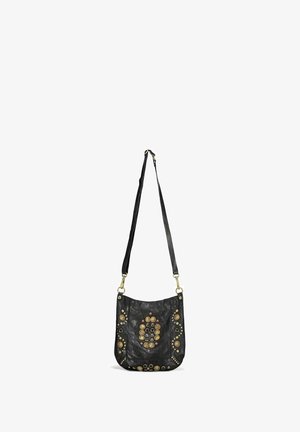 Borsa a tracolla in pelle nera con borchie decorative in oro, rosso e argento, dotata di un bordo curvo e di una lunga tracolla regolabile.