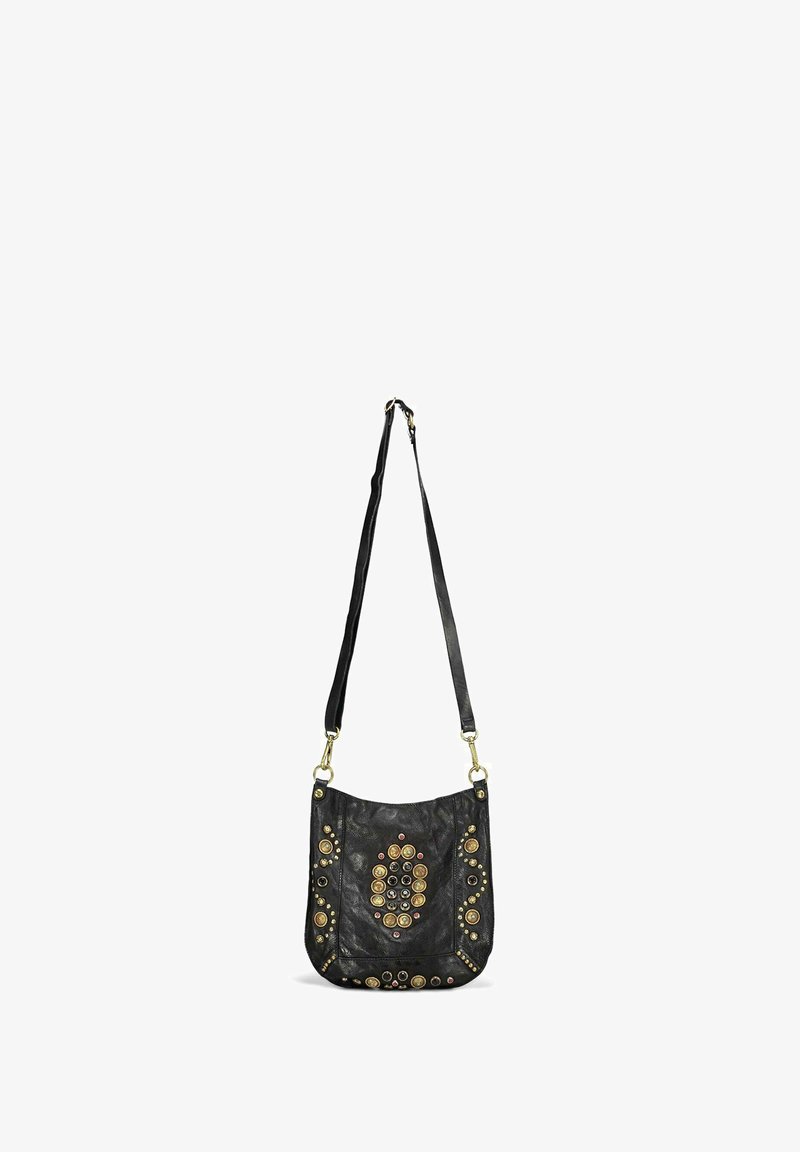 Borsa a tracolla in pelle nera con borchie decorative in oro, rosso e argento, dotata di un bordo curvo e di una lunga tracolla regolabile.