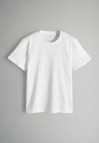 Bela bombažna majica s krojem na vratu, kratkimi rokavi in udobnim fitom. Gladka tekstura, brez vidnih vzorcev ali dodatkov.
