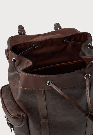 Rankning 11: COACH - HITCH BACKPACK IN SIGNATURE CANVAS - Dagryggsäck