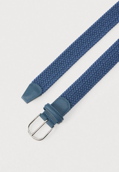 Πλεκτή μπλε υφασμάτινη ζώνη με δερμάτινες λεπτομέρειες και ασημί μεταλλική αγκράφα. Διαθέτει υφασμένη, υφή σχεδίαση.