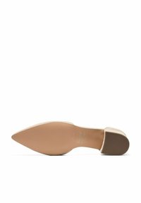 Zapato de tacón alto de punta nude con una textura lisa, un tacón delgado y una suela de goma estriada. Marca visible en la plantilla.
