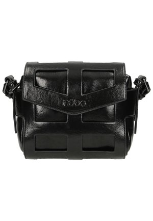Zwarte glanzende crossbodytas met geometrisch panelontwerp, flapsluiting, verstelbare riem en "nobo"-logo aan de voorkant in het midden.