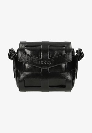 Zwarte glanzende crossbodytas met geometrisch panelontwerp, flapsluiting, verstelbare riem en "nobo"-logo aan de voorkant in het midden.